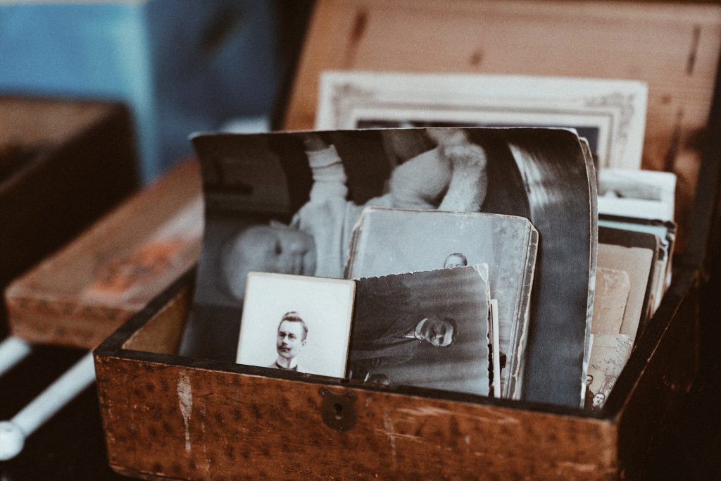 Scatola con vecchie fotografie in bianco e nero