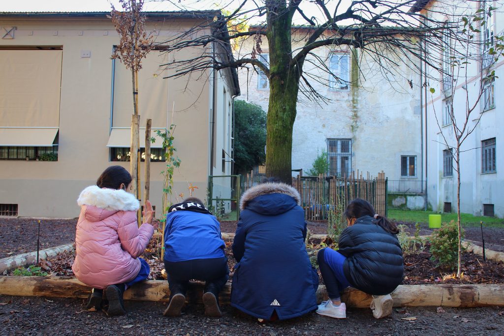 I ragazzi durante l'esperienza del bosco didattico